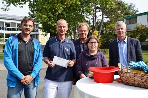 Bei der diesjährigen FahrRadAktion durfte sich bei der Abschlussveranstaltung am Ende des Radelsommers der Leiter der Physiotherapie, Stefan Daub, (2.v.li) über den ersten Preis freuen. Er hatte sich einen Gutschein über 400 Euro erradelt, gestiftet vom Radolfzeller Fahrradhaus Joos. Den Preis überreichte Inhaber Andreas Joos (li), gezogen hatte das Los Glücksfee Lea-Sophie. Herzliche Glückwünsche kamen von Dr. Klaus Scheidtmann, dem Ärztlichen Direktor und Initiator der Aktion, sowie von Alexander Seeger von der Unfallkasse Baden-Württemberg (re). Bild: aj .